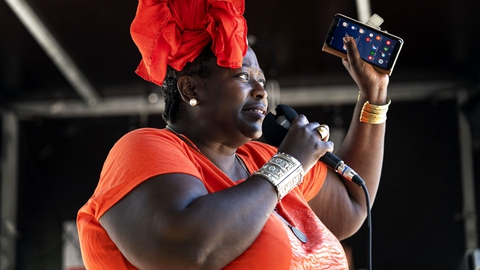 Bwalya Sørensen, formand for Black Lives Matter Denmark, taler til en demonstration uden for den amerikanske ambassade til Christiansborg i København, søndag den 31. maj 2020. (Foto: Ida Guldbæk Arentsen/Ritzau Scanpix)