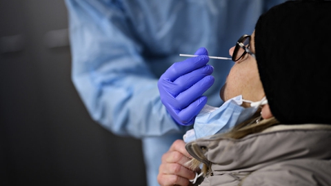 En ny teststrategi for coronavirus bliver ifølge regeringen en af de vigtigste forudsætninger for mere genåbning. Regeringen har indgået aftale med Kommunernes Landsforening (KL) og Danske Regioner om, at flere borgere skal testes to gange om ugen, ligesom der er indkøbt millioner af nye lyntest. (Arkivfoto)