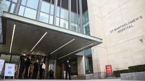 Storbritanniens prins Philip blev mandag overflyttet til St Bartholomew's Hospital i London.