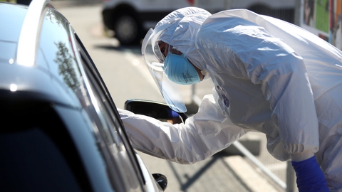 En rejsende lader sig frivilligt teste for covid-19 ved et testcenter ved motorvej A8 nær Bergen. Med over 1126 nye coronasmittetilfælde i de seneste 14 dage har Norge passeret grænsen for at blive vurderet som et "rødt" land.