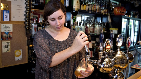 Danskernes forbrug med dankort og MobilePay er faldet med 40 procent på barer og op til 25 procent på restauranter, efter at der er blevet indført nye restriktioner, som begrænser restaurationernes åbningstid. (Arkivfoto)