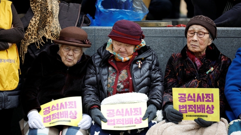 Her ses tre sydkoreanske "trøstekvinder" under en protest mod Japan i Sydkoreas hovedstad, Seoul, i marts 2017.