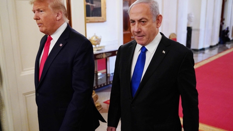 Den amerikanske præsident, Donald Trump (til venstre), og Israels premierminister, Benjamin Netanyahu (til højre), ankommer her sammen forud for offentliggørelsen af en fredsplan.