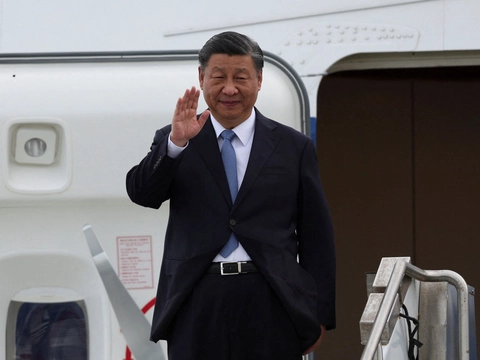 Kinas præsident, Xi Jinping, vinker til de fremmødte ved sin ankomst til San Francisco.