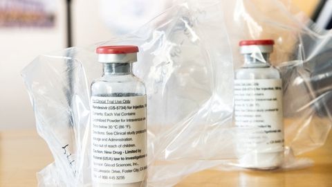 Selvom Remdesivir blev udviklet til behandling af hepatitis C, viste det sig brugbart til behandling af ebola-virusset, og studier har vist lovende resultater på Covid-19. Nu skal EU's lægemiddelagentur, EMA, tage stilling til en ansøgning om godkendelse til brug mod netop Covid-19. (Arkivfoto)