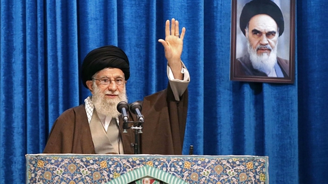 Ayatollah Ali Khamenei leder for første gang i otte år fredagsbønnen i Irans hovedstad. Her sagde han, at Irans nedskydning af et fly med 176 passagerer - der alle døde - ikke måtte skygge for drabet på Soleimani. (Foto: AFP/Ritzau Scanpix)