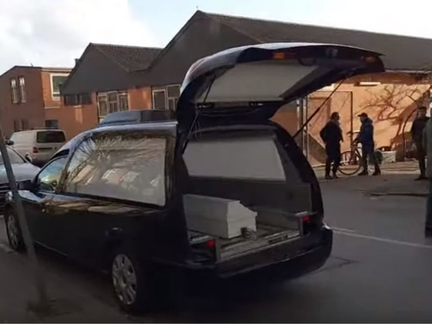 Det var denne rustvogn, der fragtede en kiste af mindste størrelse til moskéen. (Foto: Screenshot fra Frihedens Stemmes YouTube-kanal)