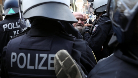 Politiet i Berlin opløste lørdag stor demonstration med 38.000 deltagere mod coronarestriktioner. Demonstranterne overholdt ikke afstandskrav.