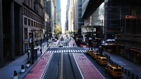 Der sker ikke meget i New York under den fortsatte coronakrise. Nye ledighedstal fra USA viser torsdag, at 2,43 millioner amerikanere har meldt sig ledige i den seneste uge. Dermed har 39 millioner amerikanere søg om arbejdsløshedsunderstøttelse i USA i forbindelse med coronakrisen over de seneste ni uger.