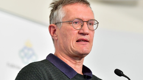 Den svenske statsepidemiolog, Anders Tegnell, tror, at coronasmitten har toppet i Sverige - omend på et højt niveau. Men professor og virusekspert Cecilia Söderberg-Naucler fra Karolinska instituttet frygter, at en katastrofe lurer.