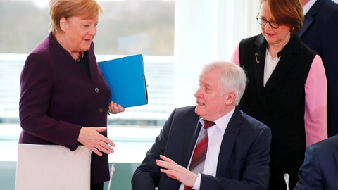 Tysklands indenrigsminister irettesatte venligt forbundskansler Angela Merkel, da hun mandag ville udveksle et håndtryk med ham. 

