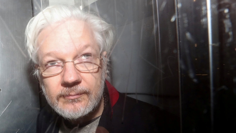 Julian Assange ses her ved retten i London den 13. januar. Retssagen mod WikiLeaks-stifteren går i gang næste uge.