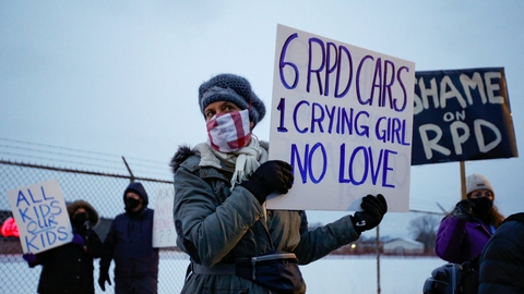 Indbyggere i Rochester var mandag på gaden for at protestere, efter at betjente i byen fredag lagde en niårig pige i håndjern og gav hende peberspray.