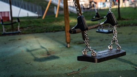 Ifølge en ekspertgruppe har en genåbning af den fysiske undervisning for 0. til 4. klasse høj prioritet, mens genåbningen af barer og værtshuse har lav prioritet. (Arkivfoto)