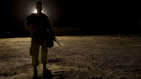 (ARKIV) Amerikansk soldat står vagt, da den amerikanske præsident besøger luftbasen Al-Asad. Foto fra 3. september 2007. (Foto: Jim Watson/AFP/Ritzau Scanpix)