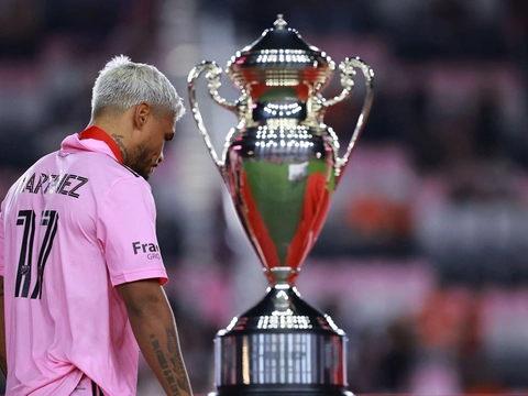Facundo Farías passerer trofæet til US Open Cup, hvor hans hold, Inter Miami, tabte 1-2 til Houston Dynamo i finalen.
