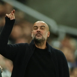 Pep Guardiola reagerer under sit holds kamp mod Newcastle i Carabao Cup.