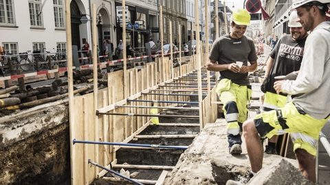 Cirka en halv million enfamiliehuse er uden adgang til fjernvarme, og ifølge Dansk Byggeri bør de boliger ikke i fremtiden bruge olie- eller naturgasfyr. I stedet bør der etableres fjernvarme, eller de bør tvinges til at få en varmepumpe, mener interesseorganisationen. (Arkivfoto).