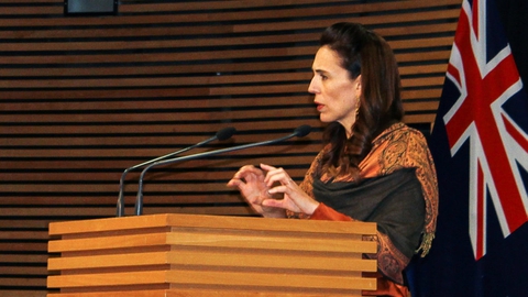 New Zealand lukker ned i den største by Auckland fra søndag, efter at der er registreret et ny tilfælde af covid-19, siger landets regeringsleder, Jacinda Ardern.