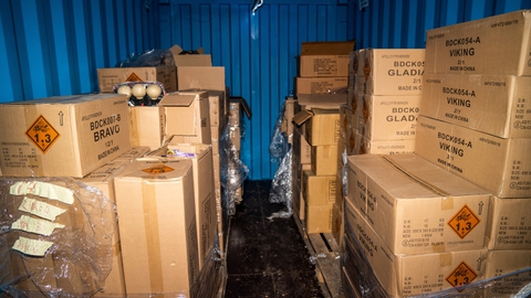 En container med fyrværkeri blev natten til tirsdag brudt op og tømt ved et byggemarked i Holbæk. (Arkivfoto)