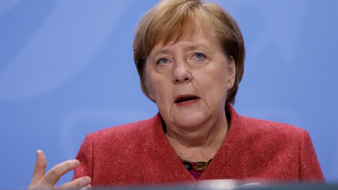 I Tyskland siger forbundskansler Angela Merkel, at der først onsdag i næste uge ventes at blive vedtaget omfattende nye restriktioner i forbindelse med bekæmpelsen af covid-19 pandemien.