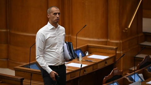 En ny juridisk analyse klarlægger udfordringerne med omdiskuteret S-mål om asylbehandling uden for EU. Mattias Tesfaye (S) tager dog positivt imod den. (Arkivfoto)