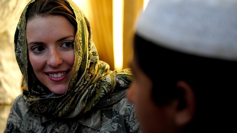 I USA, Sverige og Norge er det tilladt for kvinder i Forsvaret at bære tørklæder. Det bør det også være i Danmark, mener Radikale Venstre og Enhedslisten. (Foto: U.S. Armed Forces/Wikimedia Commons)