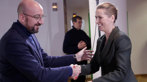 EU-præsident Charles Michel hilser statsminister Mette Frederiksen (S) velkommen, inden svære EU-budgetforhandlinger om to uger.