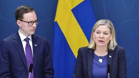 En krisepakke, der mandag er offentliggjort, kan støtte det svenske erhvervsliv med op til 300 milliarder svenske kroner, fortalte finansminister Magdalena Andersson mandag på et pressemøde.