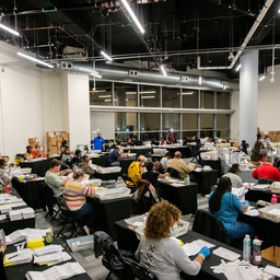 Valgtilforordnede tæller stemmer i Atlanta, Georgia, på valgnatten i sidste uge. Nu skal stemmerne tælles en ekstra gang - og så måske en gang mere.