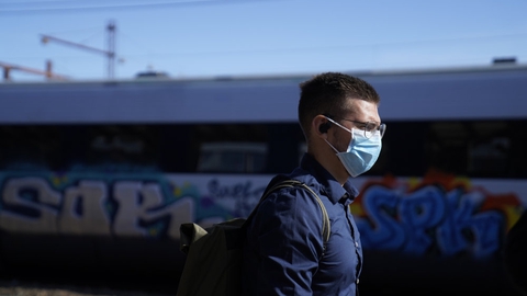 Sundhedsstyrelsen anbefaler nu brug af mundbind i den kollektive trafik, når der er trængsel. Det får onsdag DSB til at droppe kravet om pladsbillet - det vil sige, at der fremover igen må være flere mennesker i togene.