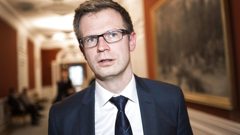 (ARKIV Socialdemokraternes Benny Engelbrecht på Christiansborg, den 24. februar 2015. Regeringen ser gode perspektiver i en bro, der forbinder Sjælland og Østjylland. Og det er oplagt at lade brugerne betale for forbindelsen, mener minister. (Foto: David Leth Williams/Ritzau Scanpix)