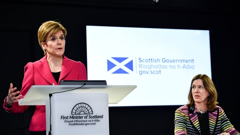 Førsteminister Nicola Sturgeon (til venstre) og sundhedschef Catherine Calderwood (til højre) giver her en status på coronavirussituationen i Skotland. Billedet er fra den 12. marts og er taget under en pressebriefing i Edinburgh.