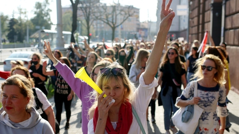 En gruppe kvindelige demonstranter råbte under nye aktioner i Minsk lærdag Vores præsident er Sveta" - en henvisning til oppositionspolitikeren Svetlana Tikhanovskaja, som demokratibevægelsen anser for at være valgets retmæssige vinder.