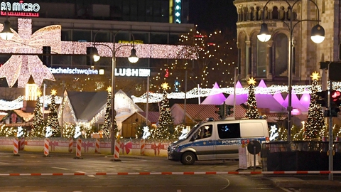 Politiet evakuerede lørdag aften julemarkedet ved Gedchtniskirche for at undersøge en mulig mistænkelig genstand. To timer senere kunne folk igen indtage markedet. Det er det samme julemarked, der for tre år siden blev udsat for et angreb, som kostede 12 mennesker livet.