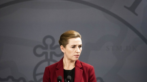 I går har præsenterede regeringen endnu en såkaldt hjælpepakke til trængte virksomheder. Tilsyneladende er der ingen, der egentlig gør sig den ulejlighed at kigge ind under facaden, og regne lidt på tallene, skriver Claus Toksvig i en kommentar. (Foto: Olafur Steinar Gestsson/Ritzau Scanpix)