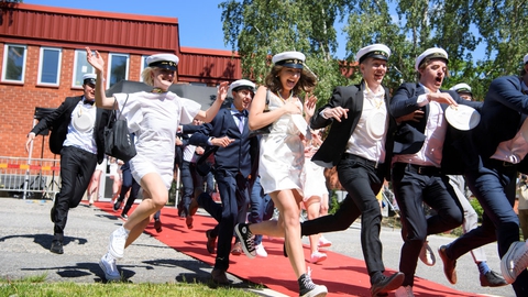 Glade unge på Nacka Gymnasium i Stockholm fejrer, at de er blevet studenter. Men den fortsat coronakrise med mange døde får skepsissen til at vokse i andre dele af det svenske samfund.