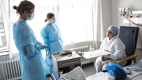 Covid-19 patient Hosnya El Hani på 46 år i en samtale med læge Christine Dam og sygeplejerske Marie Svensson på Lungemedicinsk afdeling på Bispebjerg Hospital i København torsdag den 7. maj 2020. (Foto: Ólafur Steinar Gestsson/Ritzau Scanpix)