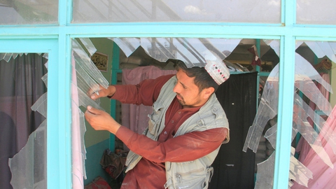 En afghansk mand fjerner knust glas fra vinduer efter en eksplosion i Ghazni-provinsen tidligere på ugen. Ud over Taliban står også Islamisk Stat og andre militante grupper bag bombeangreb i Afghanistan.