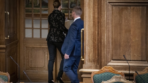 Statsminister Mette Frederiksen måtte forlade Folketingssalen og haste på hospitalet onsdag eftermiddag, da der var opstået akut sygdom hos hendes nærmeste familie. Onsdag aften skriver hun på Facebook, at det viste sig, at det ikke var alvorligt.