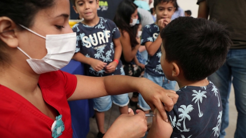I Tyskland er ti procent helt afvisende over for at lade sig vaccinere mod coronavirus, hvis muligheden opstår. Det viser en ny undersøgelse. En stor andel af tyskerne er også modstandere af at få deres børn vaccineret. (Arkivfoto)