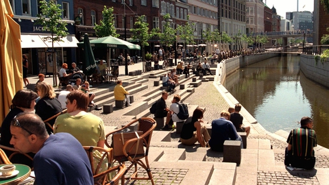 Den spanske trappe i Aarhus Midtby bliver udpeget som corona-hotspot af Østjyllands Politi. Det betyder, at politiet på meget kort tid kan indføre opholdsforbud på stedet. (Arkivfoto)