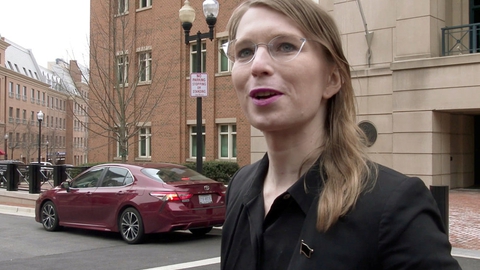 Chelsea Manning foran distriksdomstolen i Virginia sidste år, hvor hun blev fængslet for at nægte at vidne mod WikiLeaks.