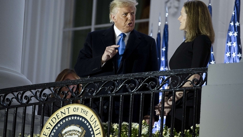 USA's præsident, Donald Trump, står sammen med Amy Coney Barrett, efter at hun ved en ceremoni i Det Hvide Hus er taget i ed som ny dommer ved højesteret.