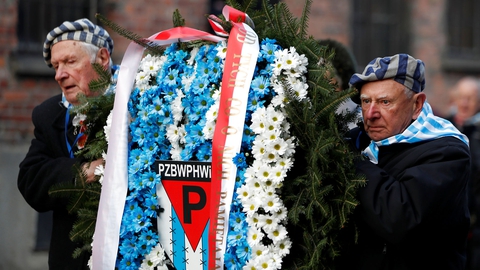 Holocaust-overlevere bærer en krans på vej til en ceremoni ved "dødsmuren" i den tidligere nazistiske koncentrations- og udryddelseslejr Auschwitz. Ceremonien markerer 75-året for befrielsen af Auschwitz den 27. januar 2020. (Foto: Aleksandra Szmigiel/Reuters/Ritzau Scanpix)
