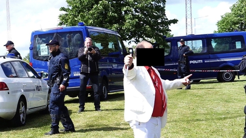 Politiet affyrede skud mod en mand med en kniv ved en Stram Kurs-demonstration i Gellerupparken i Aarhus fredag eftermiddag.