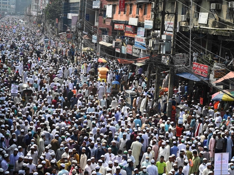 Ifølge politiet i Bangladesh demonstrerer 40.000 mennesker i hovedstaden Dhaka mod Frankrig og præsident Emmanuel Macron, der anklages for at være antimuslimske.
