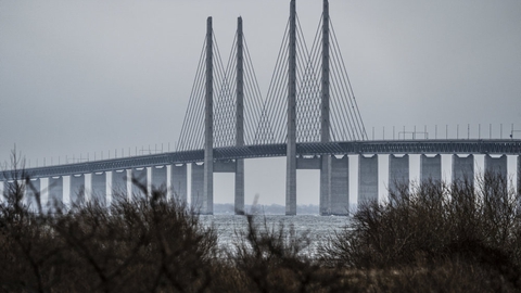Øresundsbroen ligger så godt som øde hen, efter at Danmark lørdag lukkede grænserne. Nu gør Sverige det samme fra på torsdag.