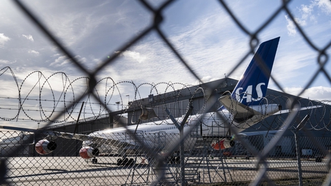Hen over weekenden har SAS indgået aftale med en række fagforeninger om midlertid løn- og pensionsnedgang. Mange af selskabets fly er parkeret i Københavns Lufthavn. (Arkivfoto).