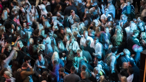 Nattelivet har været lukket siden foråret, hvor coronapandemien brød ud, og det har betydet, at såkaldte piratfester er dukket op. Her mødes mange mennesker, særligt unge, men det strider mod forsamlingsforbuddet på over 50 mennesker. (Arkivfoto)